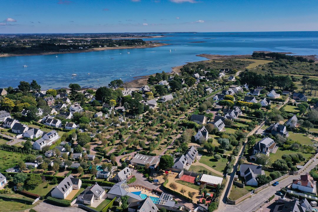 vue-aerienne-emplacements-camping-baie